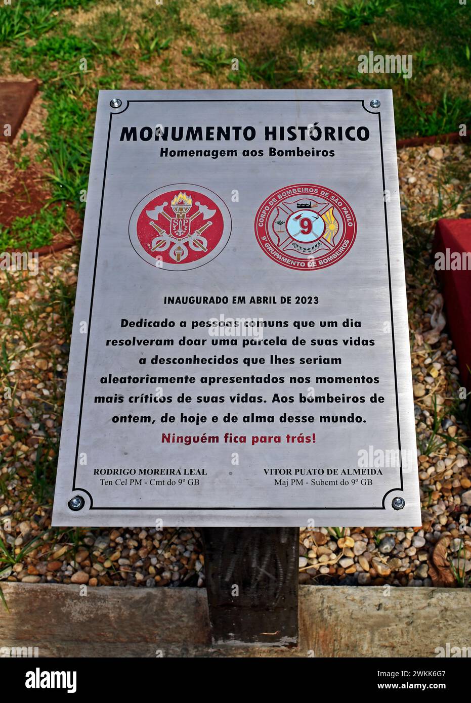 RIBEIRAO PRETO, SAO PAULO, BRASILIEN - 2. Januar 2024: Gedenktafel mit historischem Denkmal zu Ehren der Feuerwehr Stockfoto