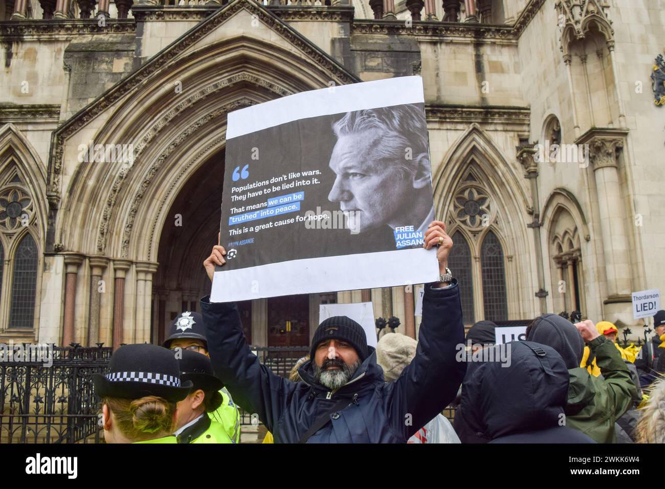 London, Großbritannien. Februar 2024. Am zweiten Tag von Julian Assanges Auslieferungsverhandlung versammeln sich Unterstützer vor dem High Court. Quelle: Vuk Valcic/Alamy Live News Stockfoto