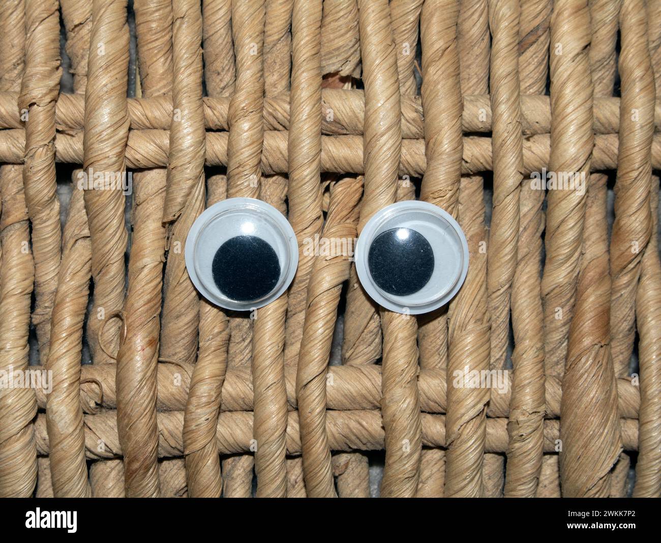 Lustiges Wiggle Google Eyes auf Stoff dummen Hintergrund Stockfoto