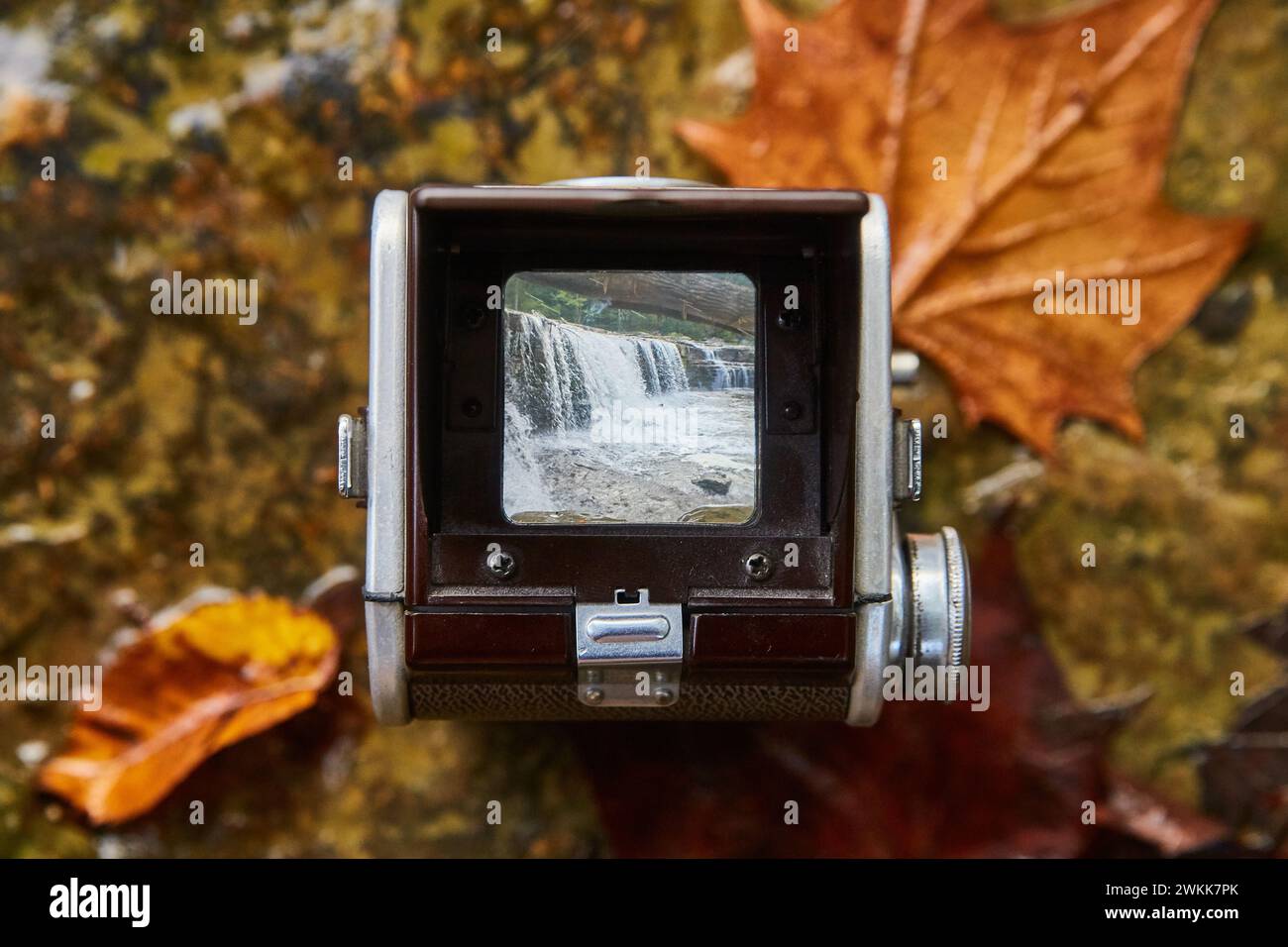 Herbstlicher Wasserfall durch Vintage TLR-Kameraobjektiv Stockfoto