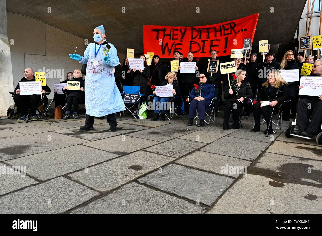 Edinburgh, Schottland, Großbritannien. Februar 2024. Prof Sam Eljamel protestierte außerhalb von Holyrood von betroffenen Patienten und protestierte wegen "Dithering" gegen die Verzögerung der öffentlichen Untersuchung der Affäre. Quelle: Craig Brown/Alamy Live News. Stockfoto