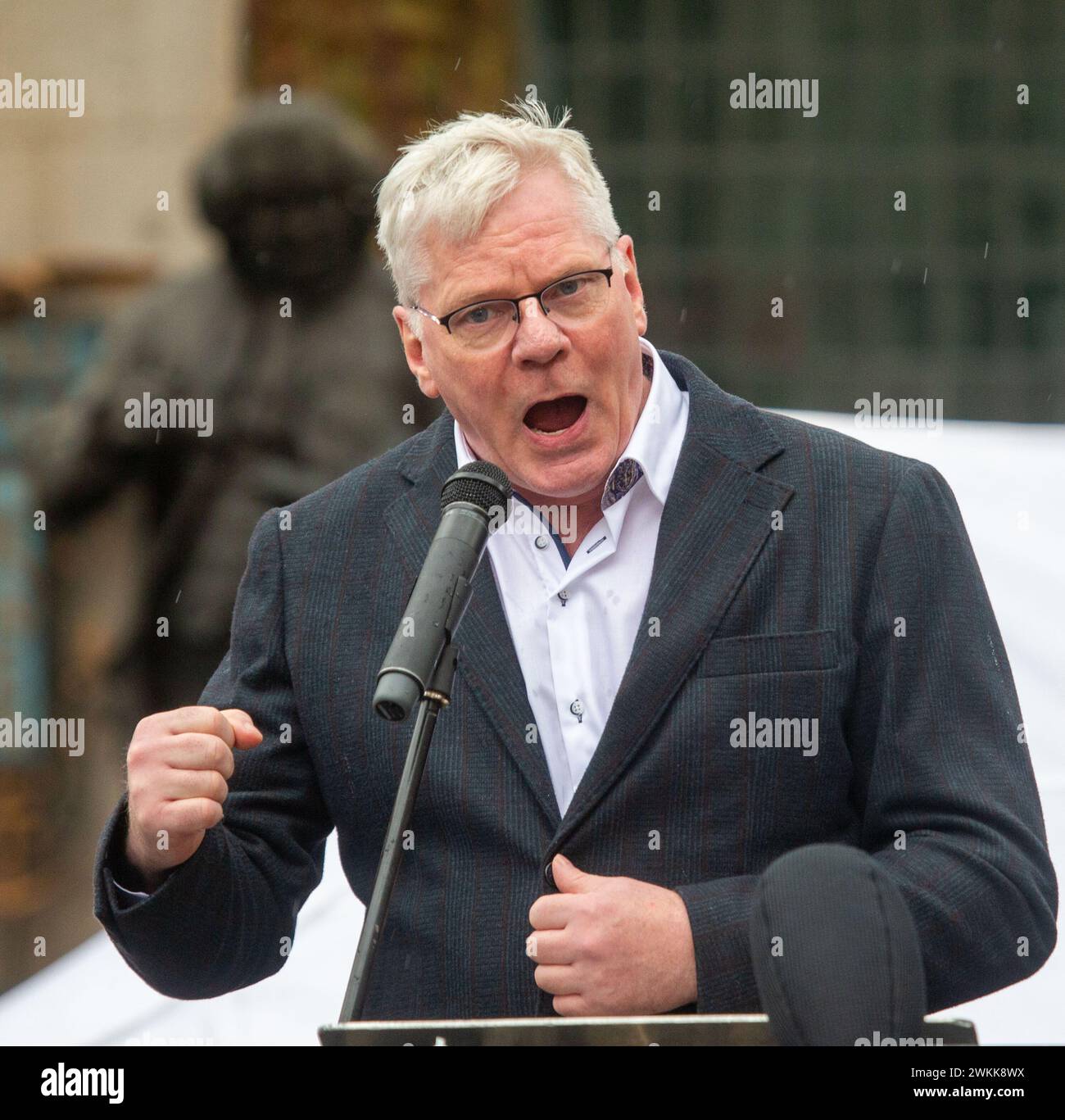 London, England, Großbritannien. Februar 2024. WikiLeaks-Redakteur KRISTINN HRAFNSSON spricht vor den Royal Courts of Justice, wo Julian Assanges Anwälte um Erlaubnis bitten, gegen die Entscheidung der britischen Regierung, ihn an die USA auszuliefern, Berufung einzulegen. (Kreditbild: © Tayfun Salci/ZUMA Press Wire) NUR REDAKTIONELLE VERWENDUNG! Nicht für kommerzielle ZWECKE! Stockfoto