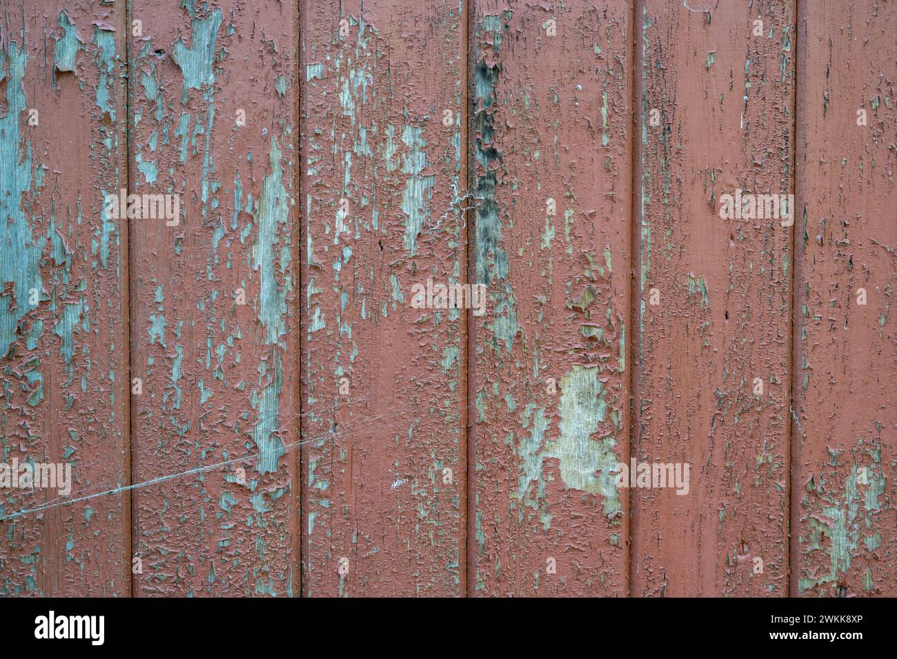 Verwitterte abblätternde braune Farbe an einer Holzwand Stockfoto