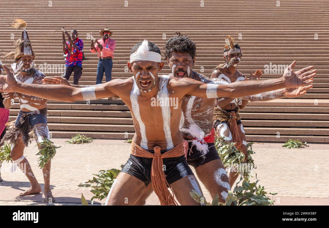 Mornington Island Tänzer spielen einen indigenen Tanz vor dem weltberühmten Sydney Opera House im Rahmen der Feierlichkeiten zum 50-jährigen Bestehen. Stockfoto