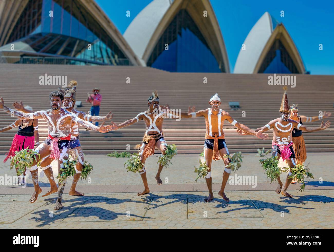 Mornington Island Tänzer spielen einen indigenen Tanz vor dem weltberühmten Sydney Opera House im Rahmen der Feierlichkeiten zum 50-jährigen Bestehen. Stockfoto