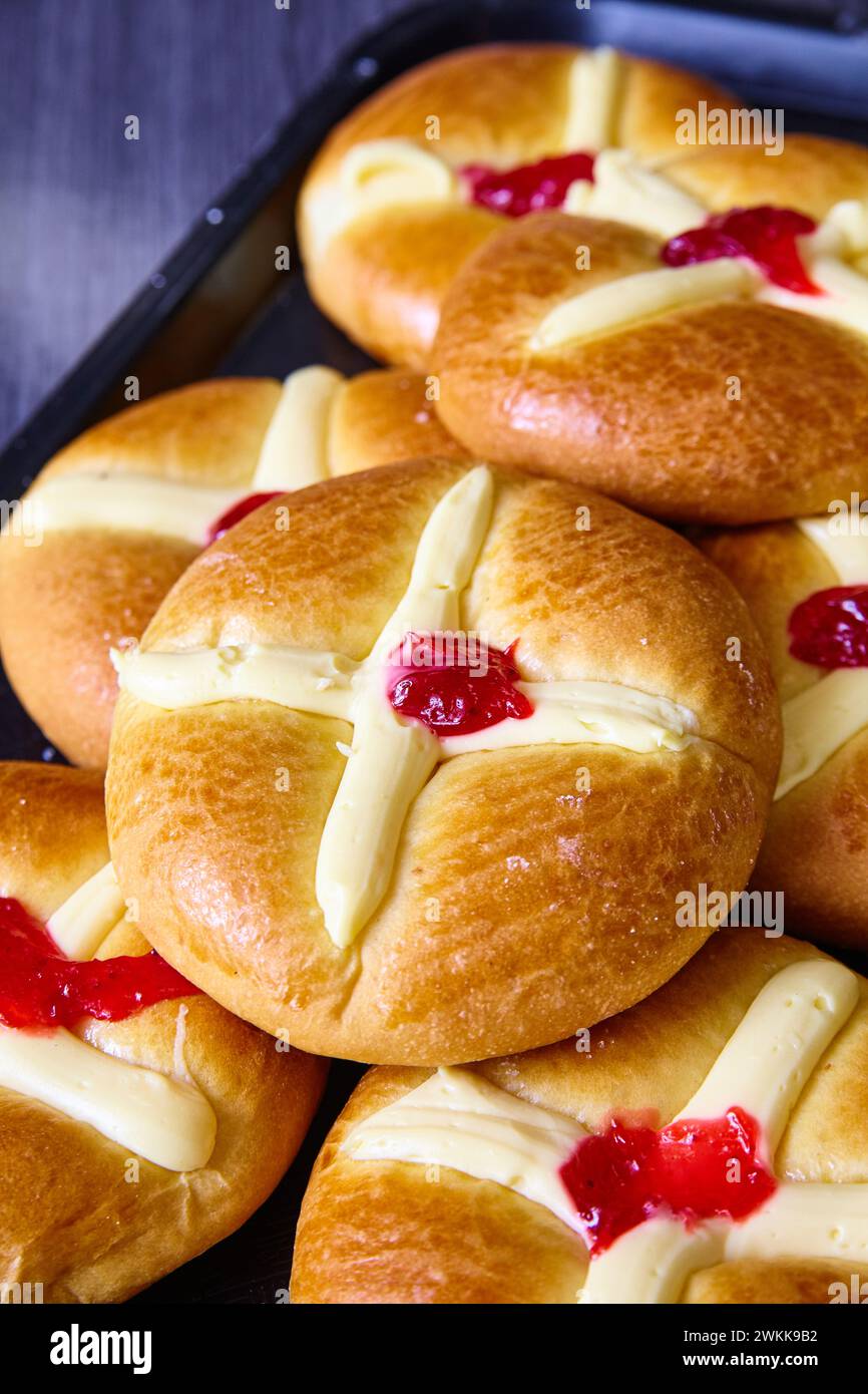 Frisch gebackene Creme- und Marmeladenbrötchen aus nächster Nähe Stockfoto