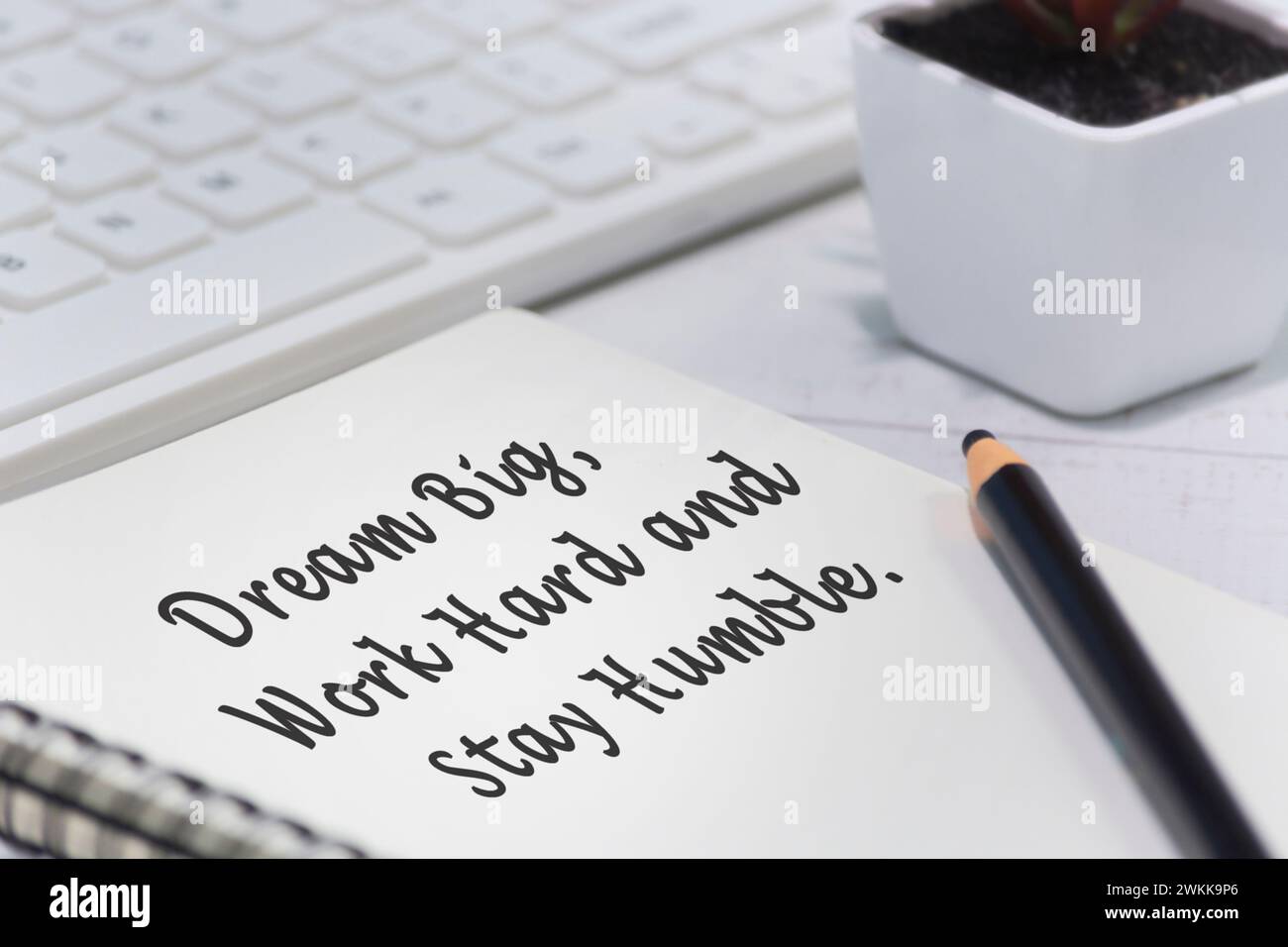 Motivierendes Zitat auf Notizblock – Träume groß, arbeiten hart und bleiben demütig. Stockfoto