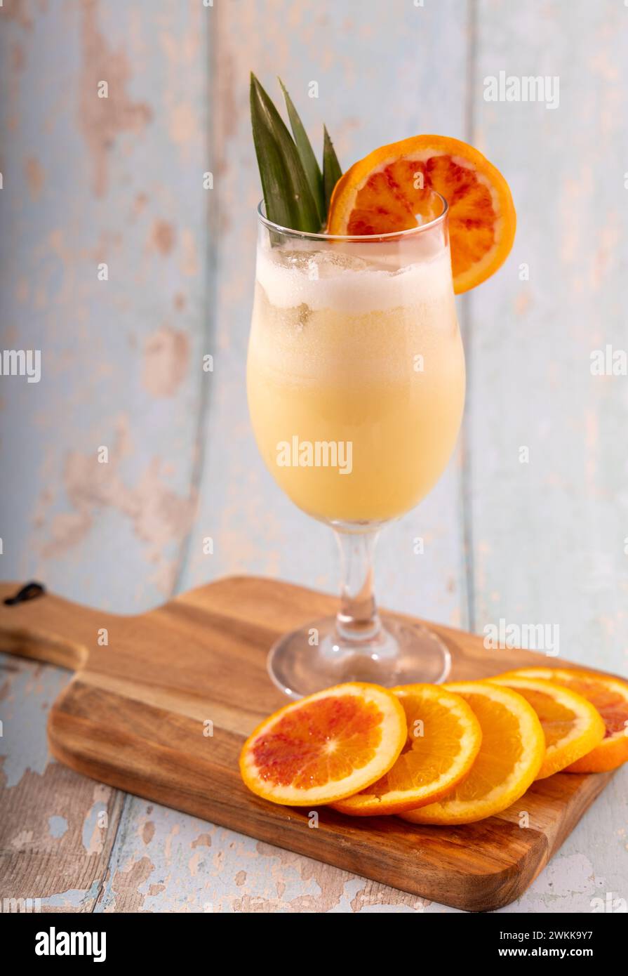 Pina Colada Cocktail mit Zierleiste und hellblauem rustikalem Hintergrund Stockfoto
