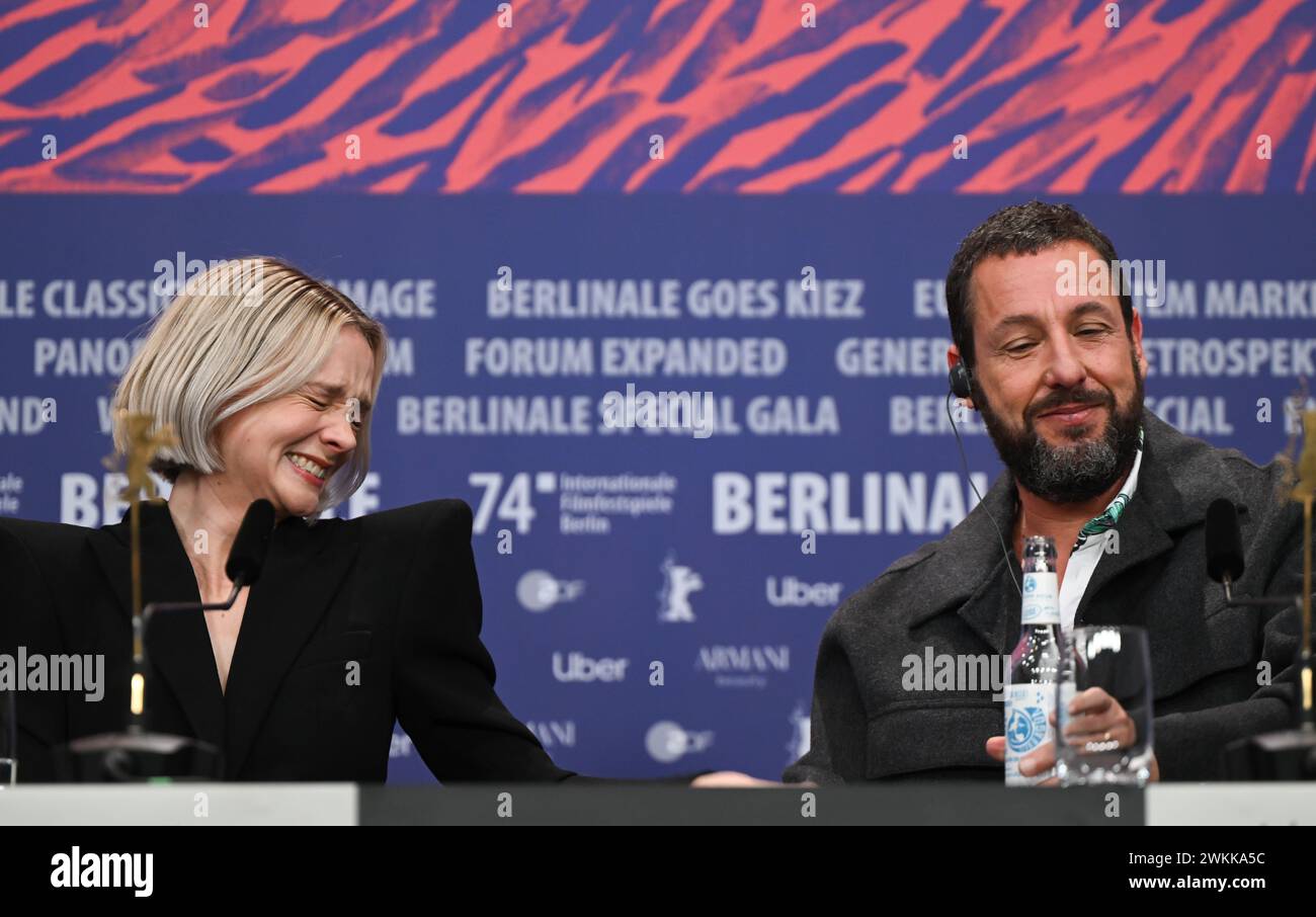 Berlin, Deutschland. Februar 2024. Carey Mulligan, Schauspielerin, lacht während einer Pressekonferenz für den Film „Spaceman“ (Berlinale Special Gala Sektion) neben Adam Sandler, Schauspieler, der scherzhaft eine Frage beantwortete. Die 74. Internationalen Filmfestspiele Berlin finden vom 15. Bis 25. Februar 2024 statt. Quelle: Hannes P. Albert/dpa/Alamy Live News Stockfoto