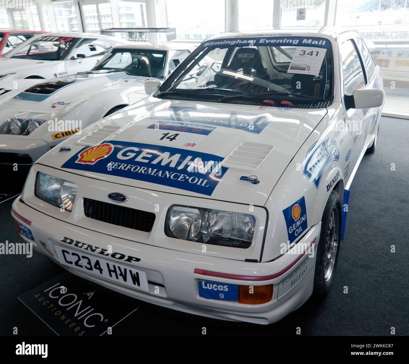 Dreiviertel-Vorderansicht eines 1985er Ford Sierra Cosworth „Group N“ Rallye-Autos, das auf dem Silverstone Festival 2023 in der legendären Auktion verkauft wird Stockfoto