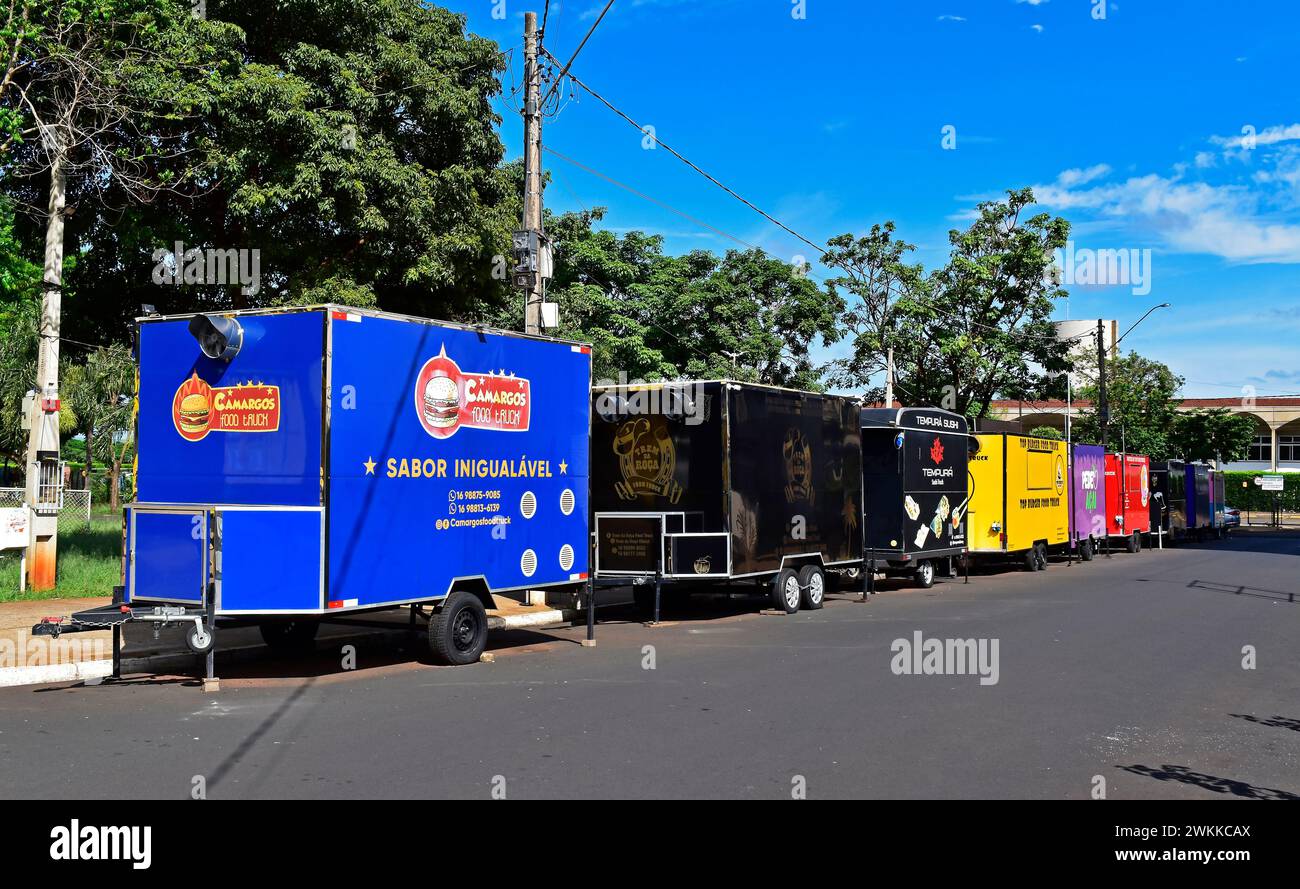 RIBEIRAO PRETO, SAO PAULO, BRASILIEN - 2. Januar 2024: Food Trucks parken auf der Straße Stockfoto