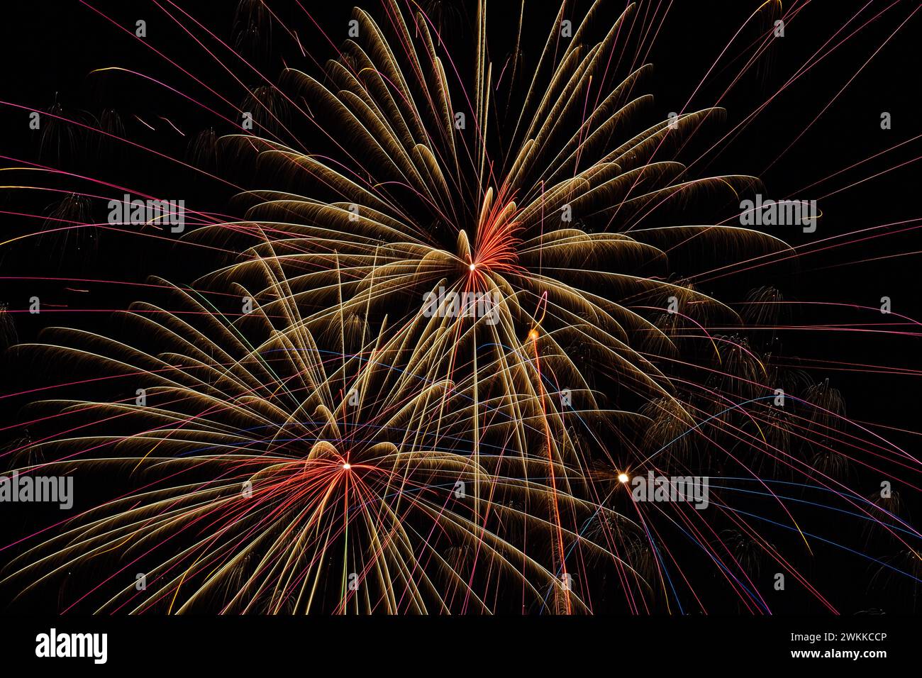 Lebendiges Feuerwerk am Karneval – Bodenperspektive Stockfoto