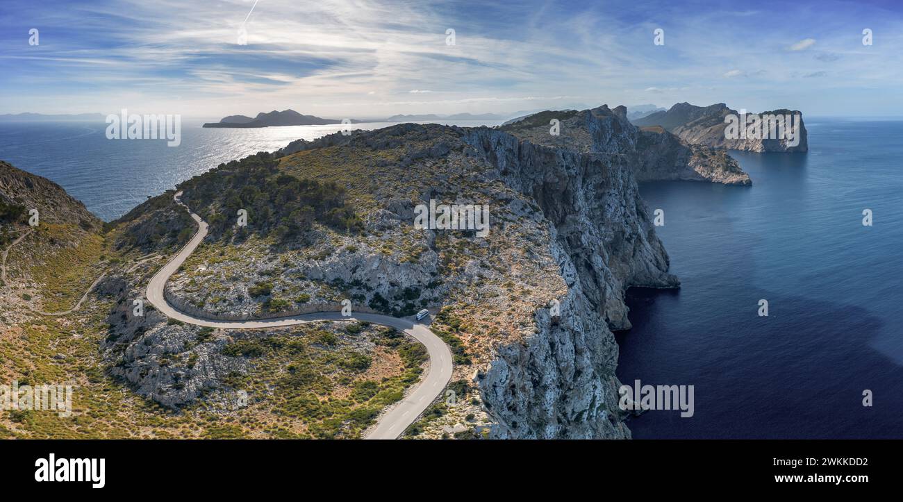 Panoramablick auf die kurvenreiche Straße und das zerklüftete Cap de Formentor im Nordwesten Mallorcas Stockfoto