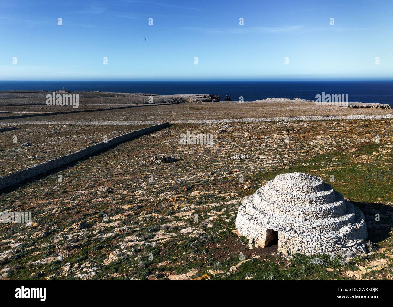 Ein Blick auf die typischen Steinmauern und Felder, die die historischen Talayot Steinhäuser auf Menorca in Spanien umgeben Stockfoto