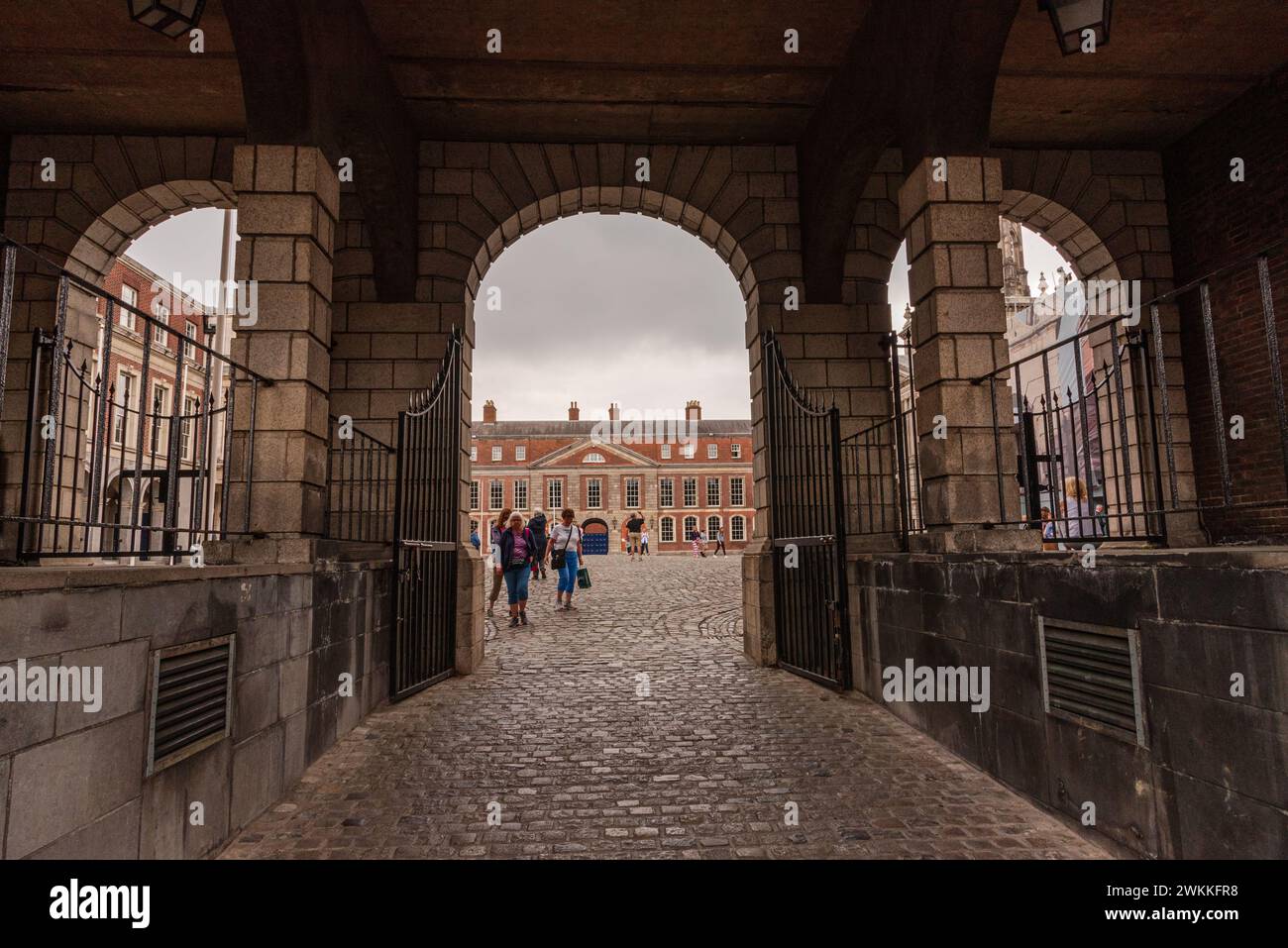 Dublin, Irland — 11. Juli 2018. Touristen fahren in Richtung eines Bogens, der zum Dublin Castle in Irland führt Stockfoto