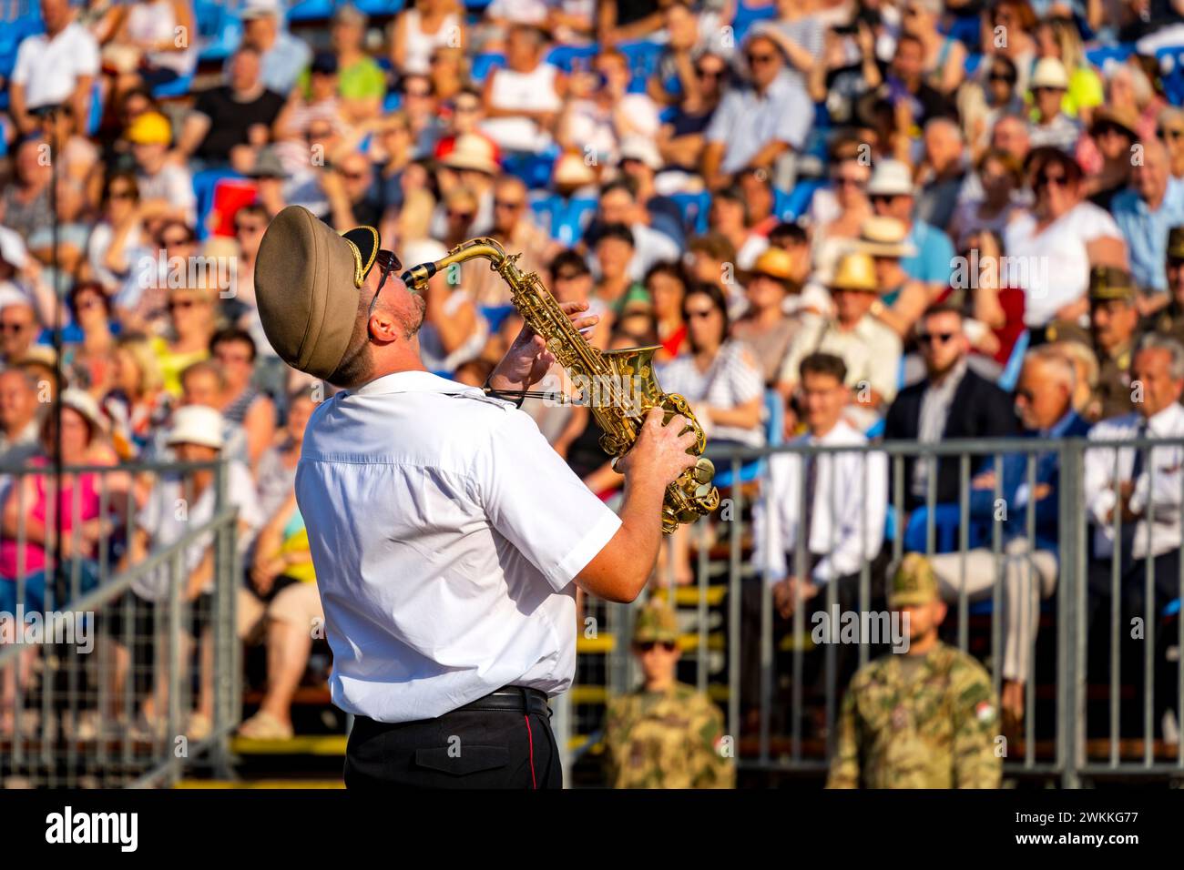 Militärmusiker spielt auf der VIII Richárd Fricsay auf dem regionalen Militärkapellfestival. Szekesfehervar, Ungarn - 18. August 2022. Stockfoto