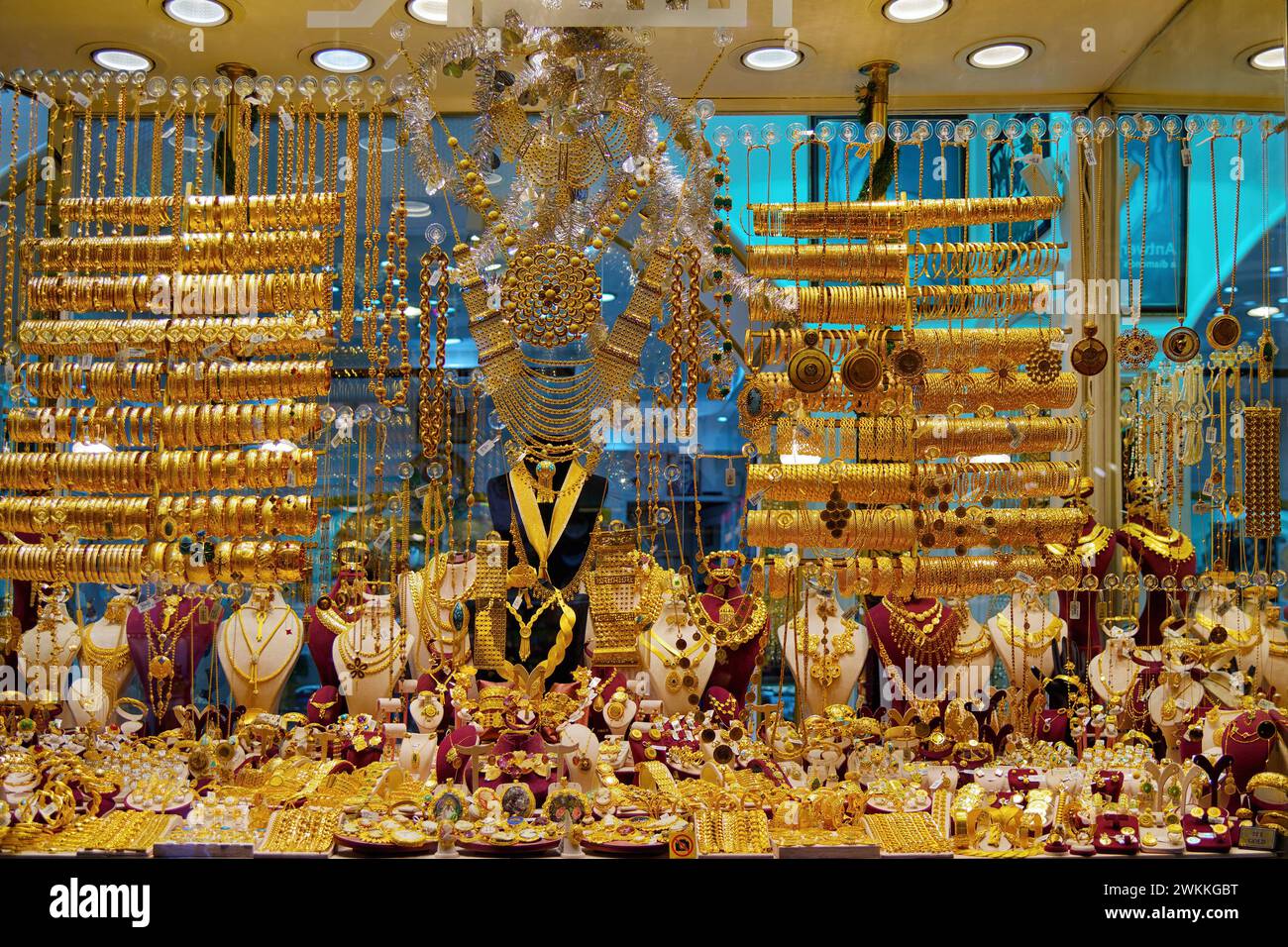 Istanbul, Türkei - 11. Dezember 2023: Goldschmuck im Schaufenster des Juweliergeschäfts im Gewürzbasar Stockfoto