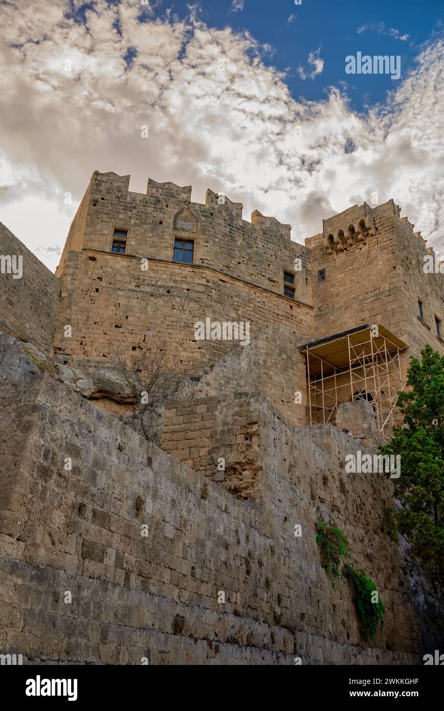 Die mächtigen Mauern der Akropolis von Lindos in Griechenland. Stockfoto