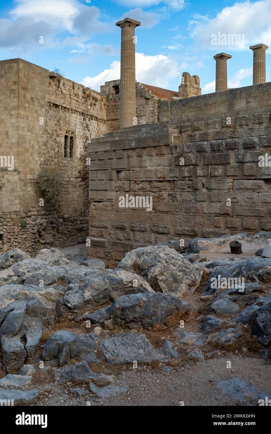 Die mächtigen Mauern der Akropolis von Lindos in Griechenland. Stockfoto