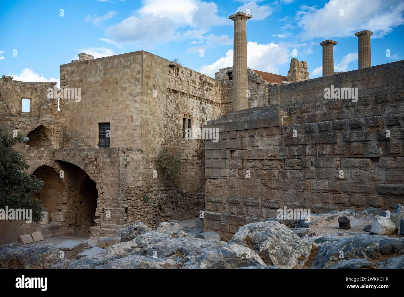 Die mächtigen Mauern der Akropolis von Lindos in Griechenland. Stockfoto