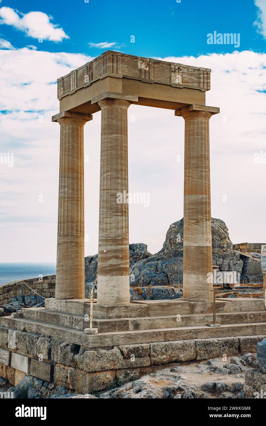 Verbleibende Säulen des Tempels der Athena Lindia an der Akropolis von Lindos. Stockfoto