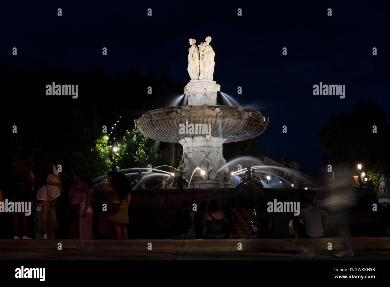 Juni 2023 Aix en Provence. Nachtaufnahme der Fontaine de la Rotonde in Aix-en-Provence während des jährlichen Musikfestivals jeden 21. Juni. Stockfoto