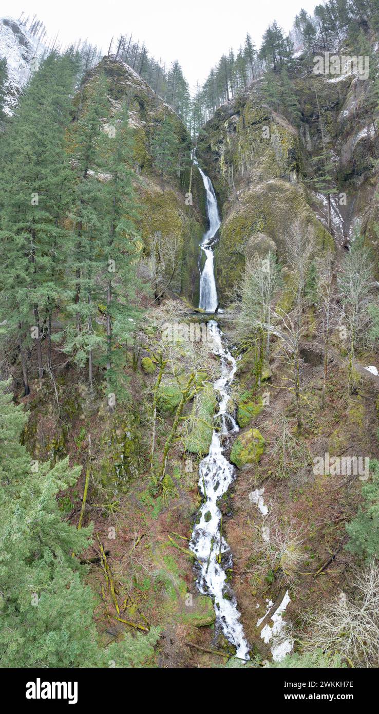 Wahkeena Falls fließt über die malerische Berglandschaft in der Columbia River Gorge, die die bundesstaaten Oregon und Washington trennt. Stockfoto