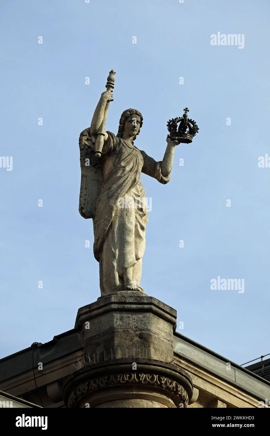 Statue eines Engels mit einer Krone auf dem Großherzoglichen Palast in Luxemburg-Stadt Stockfoto