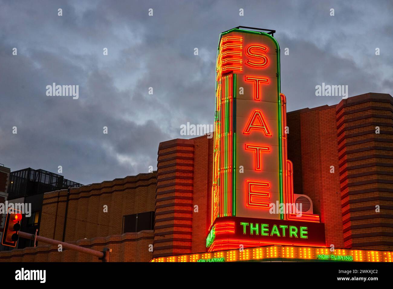 State Theatre Neon Signage bei Blue Hour in urbanem Ambiente Stockfoto