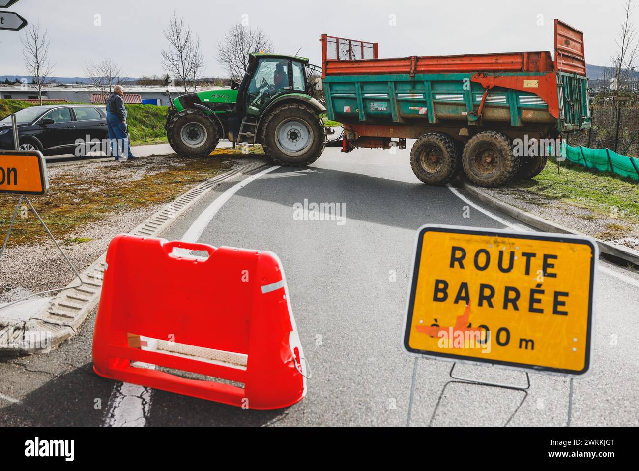 Saint Quentin Fallavier, Frankreich. Februar 2024. © PHOTOPQR/LE DAUPHINE/Jean-Baptiste BORNIER ; Saint-Quentin-Fallavier ; 21/02/2024 ; Saint-Quentin-Fallavier (Isère), le 21 février 2024. Quelques agriculteurs ont décidé de bloquer la plateforme Intermarché à Saint-Quentin-Fallavier pour dénoncer l'Attitude de la grande Distribution par rapport à la loi Egalim (états généraux de l'alimentation). Quatre agriculteurs ont bloqué le rond-Point qui mène à la plateforme. Foto : Jean-Baptiste Bornier/Le Dauphiné Libéré 21. Februar 2024 Französisch Farmers Protes nimmt wieder auf Credit: MAXPPP/Alamy Live News Stockfoto