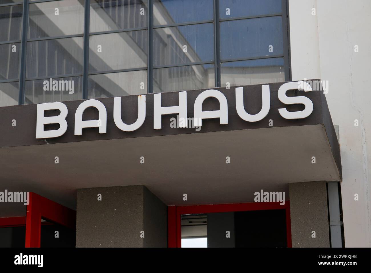Bauhaus-Logo - das von Walter Gropius entworfene Bauhausgebaeude der Hochschule Anhalt, Dessau (nur für redaktionelle Verwendung). Keine Werbung. Refe Stockfoto