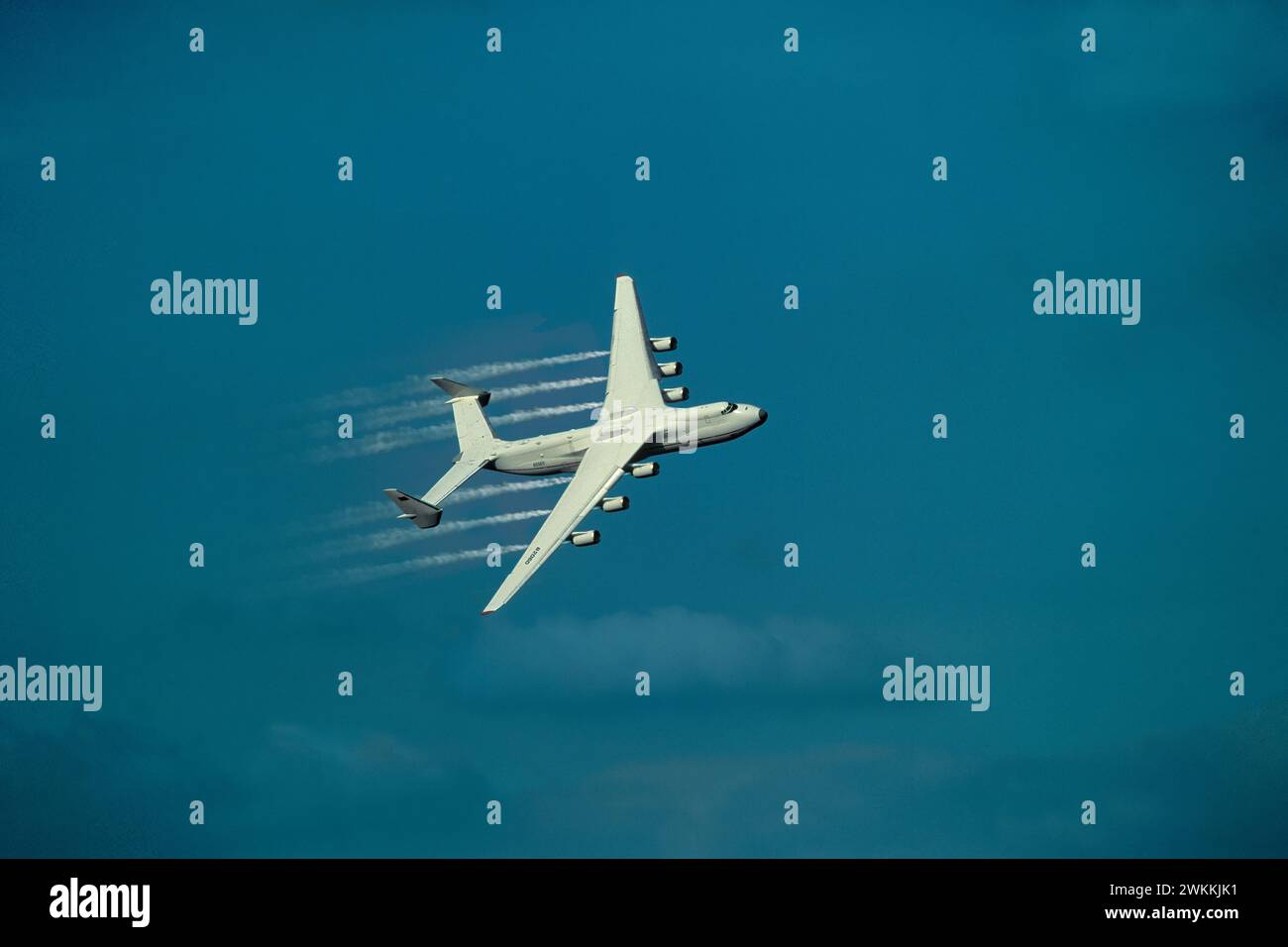 ANTONOV AN-225 MRIYA das größte Flugzeug der Welt im Flug Stockfoto