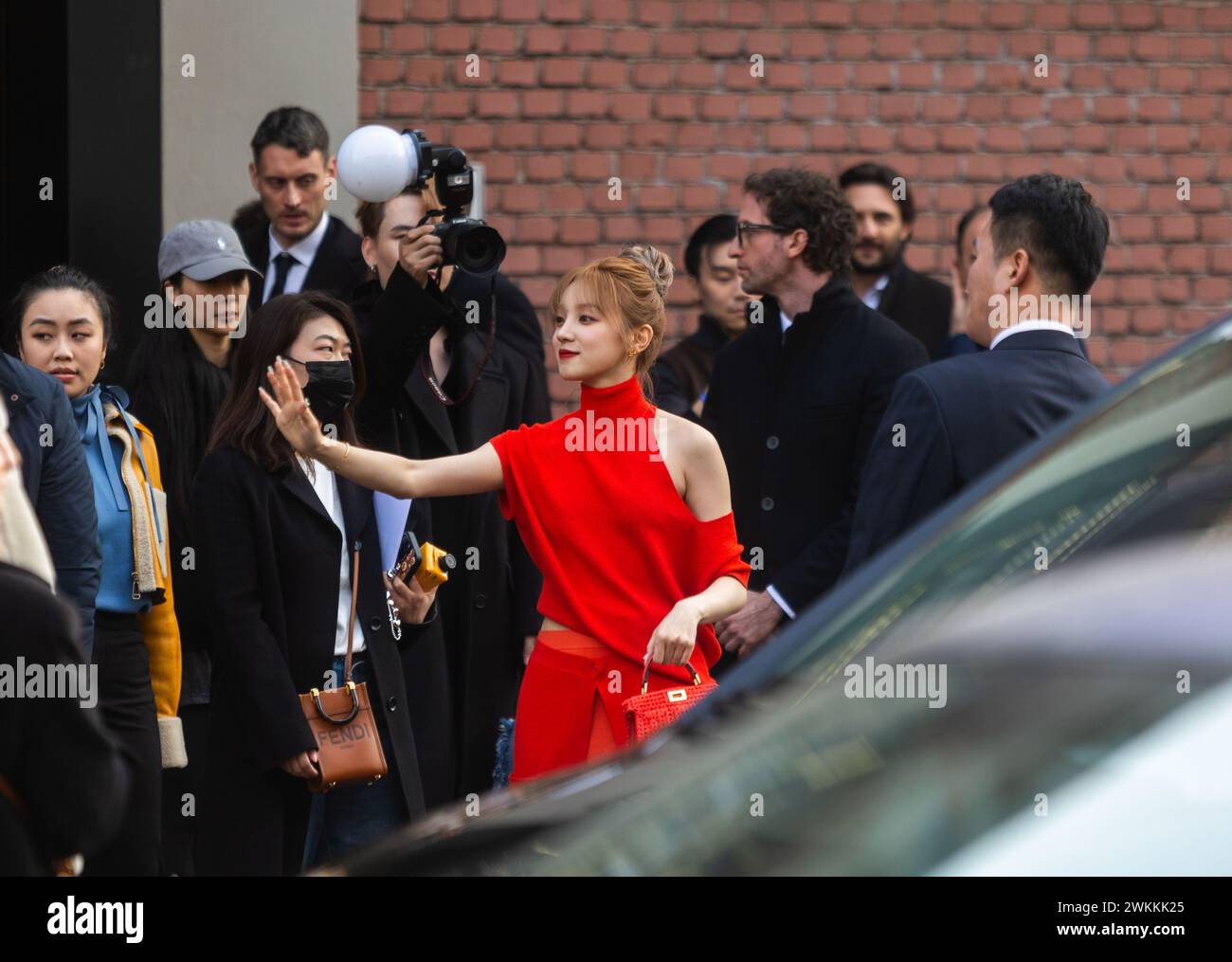 Mailand, Italien. Februar 2024. Foto Stefano Porta/LaPresse21-02-2024, Milano, Italia - Cronaca - ospiti e curiosi fuori dalla Sfilata di Fendi in Via Solari Nella Foto: la cantante cinese Yuqi 21. Februar 2024, Mailand, Italien - News - News - Gäste und Zuschauer außerhalb der Fendi Fashion Show in Via Solari Credit: LaPresse/Alamy Live News Stockfoto