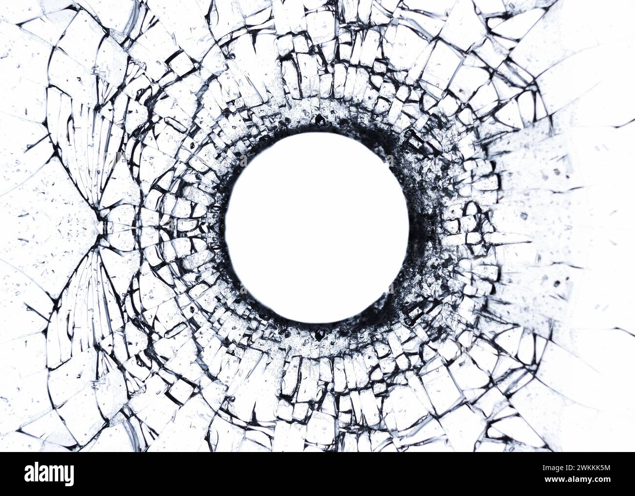 Zerrissenes Glas mit großem Loch auf weißem Hintergrund. Defektes Fenster. Stockfoto