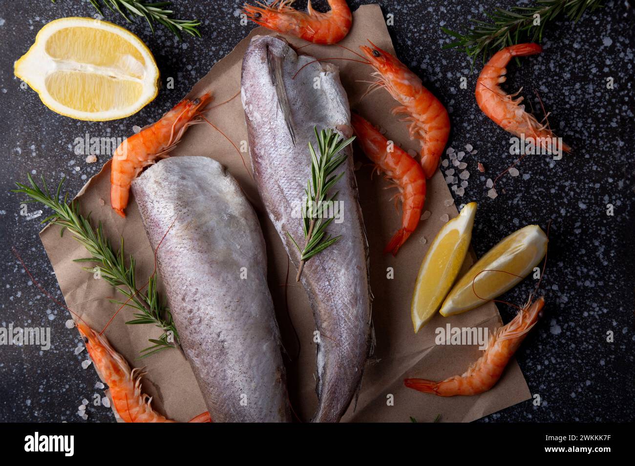 Gekühlte Meeresfrüchte mit aromatischen Kräutern und Zitrone, Marktförderungskonzept für frische Lebensmittel Stockfoto