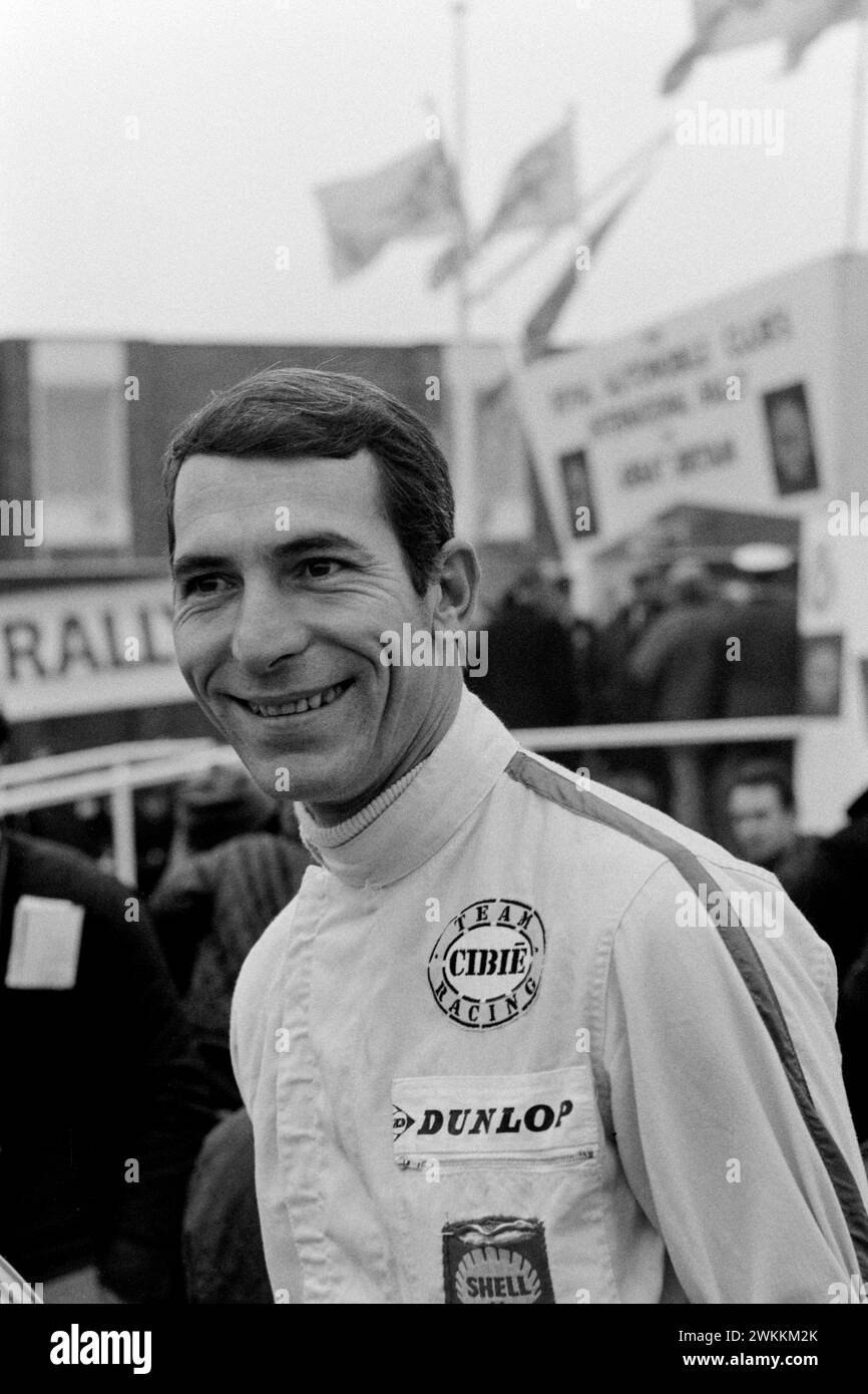 Der vielseitige Rennfahrer Vic Elford, der hier zu Beginn der RAC Rally 1968 zu sehen war, nahm in seiner internationalen Karriere an Sportwagen, Formel 1 und Rallye Teil. Stockfoto
