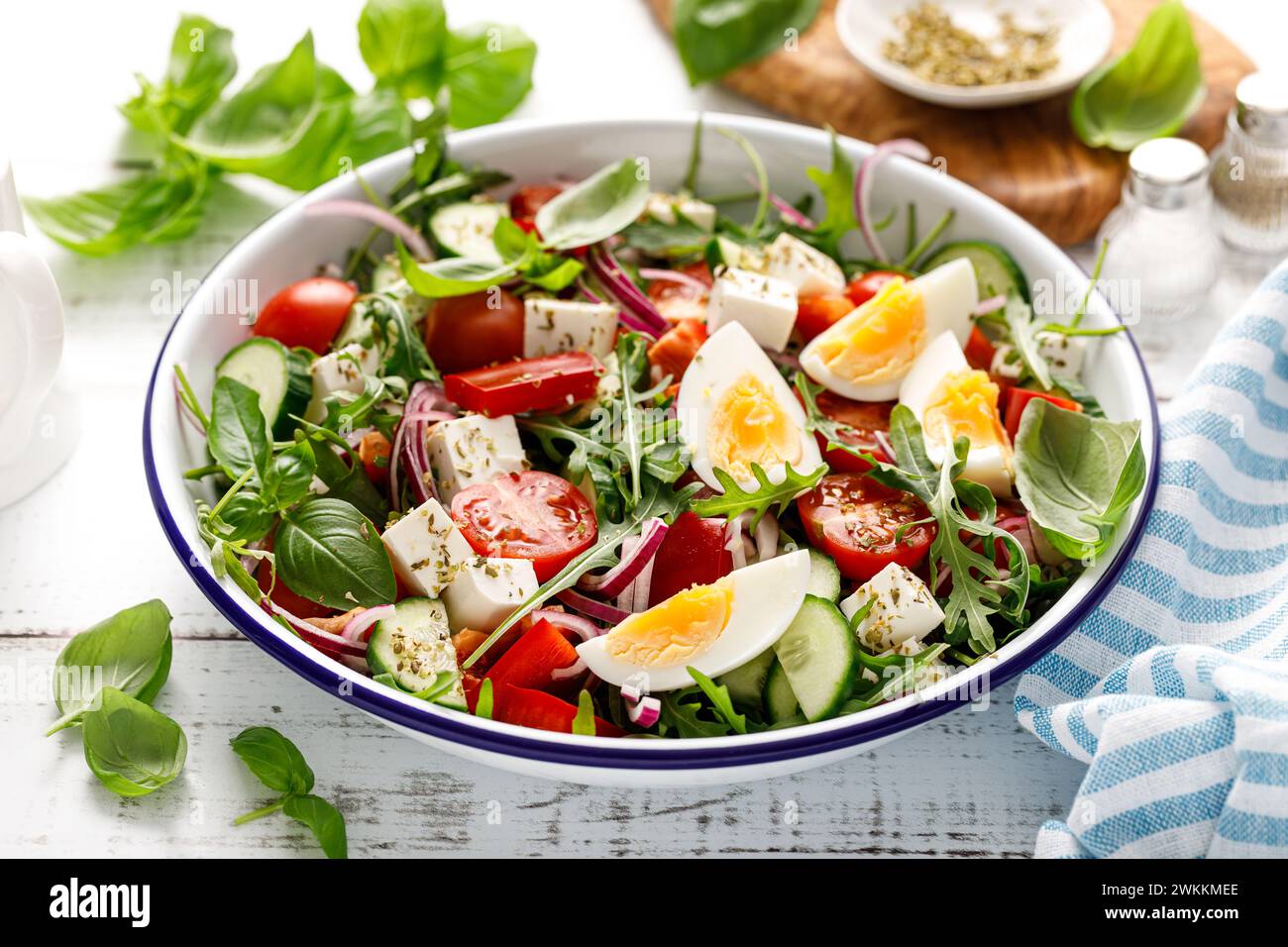 Frischer Gemüsesalat mit Ei und Rucola mit Fetakäse Stockfoto