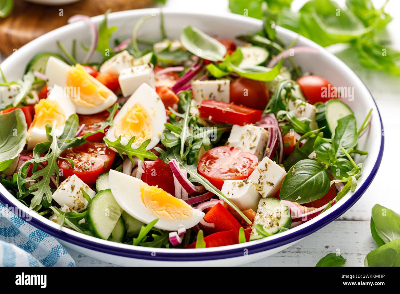 Frischer Gemüsesalat mit Ei und Rucola mit Fetakäse Stockfoto