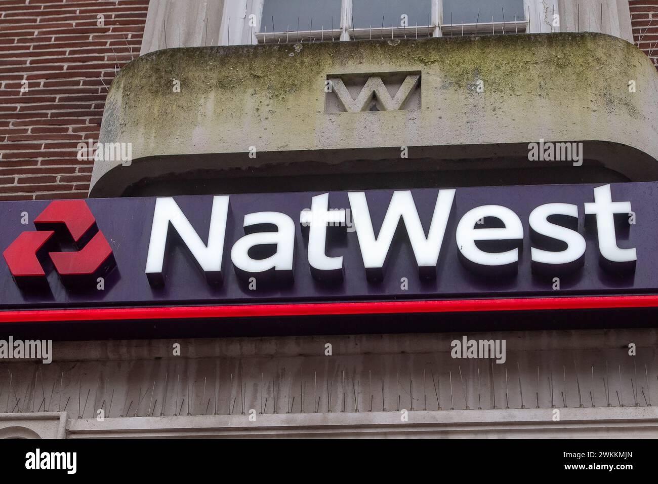 Staines-upon-Thames, Surrey, Großbritannien. Februar 2024. Eine NatWest Bank in Staines-upon-Thames, Surrey. In einem Bericht von Moneyfactscompare heißt es, dass die britischen Banken, darunter Lloyds, Barclays, NatWest, HSBC und Santander, keine höheren Zinssätze für leicht zugängliche Konten an Sparer weitergeben. Quelle: Maureen McLean/Alamy Live News Stockfoto