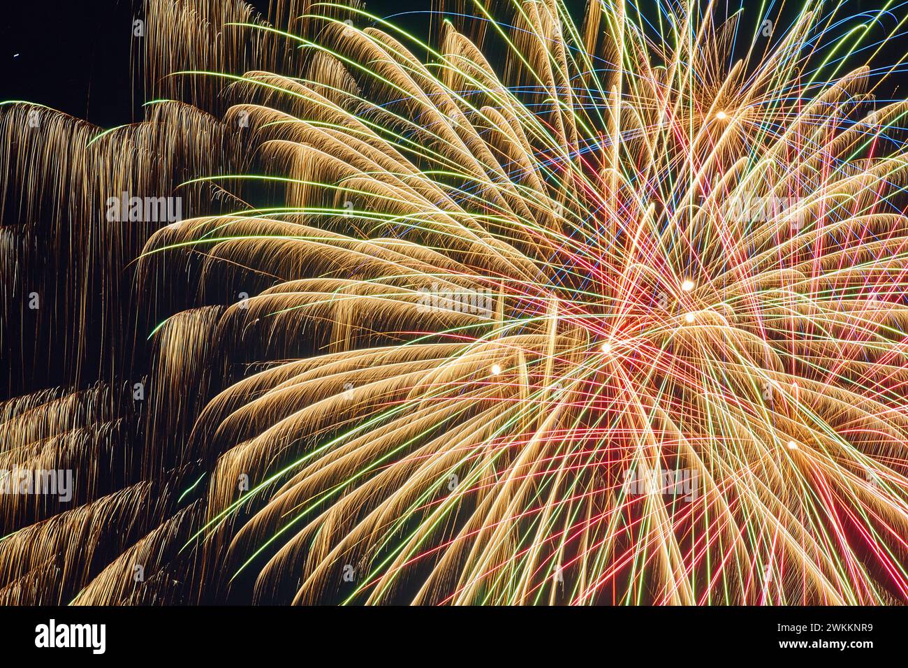 Lebendiges Feuerwerk bei Nacht, Karnevalsatmosphäre Stockfoto