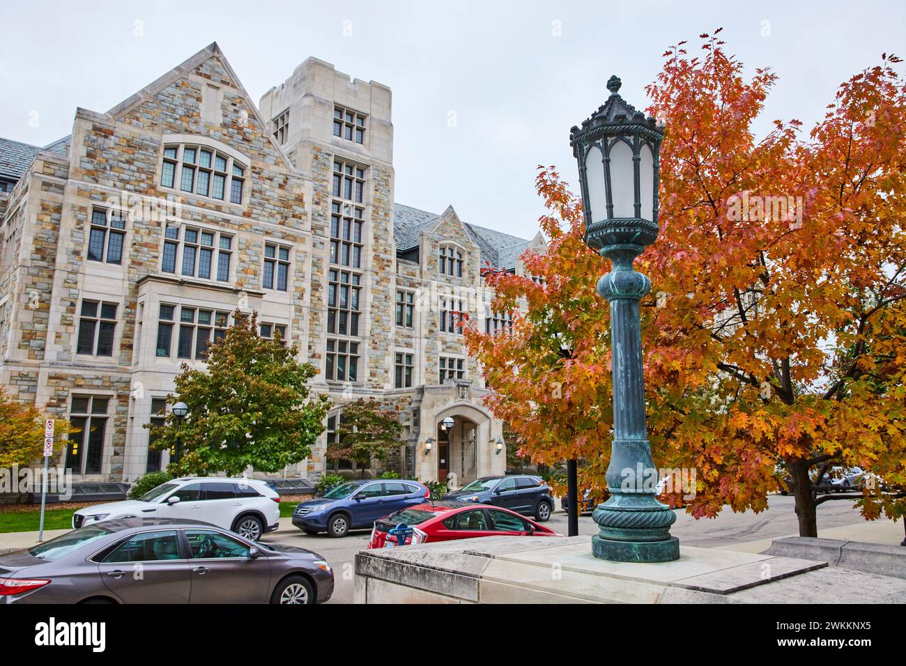 Gotisches Universitätsgebäude im Herbst - Michigan Campus Stockfoto