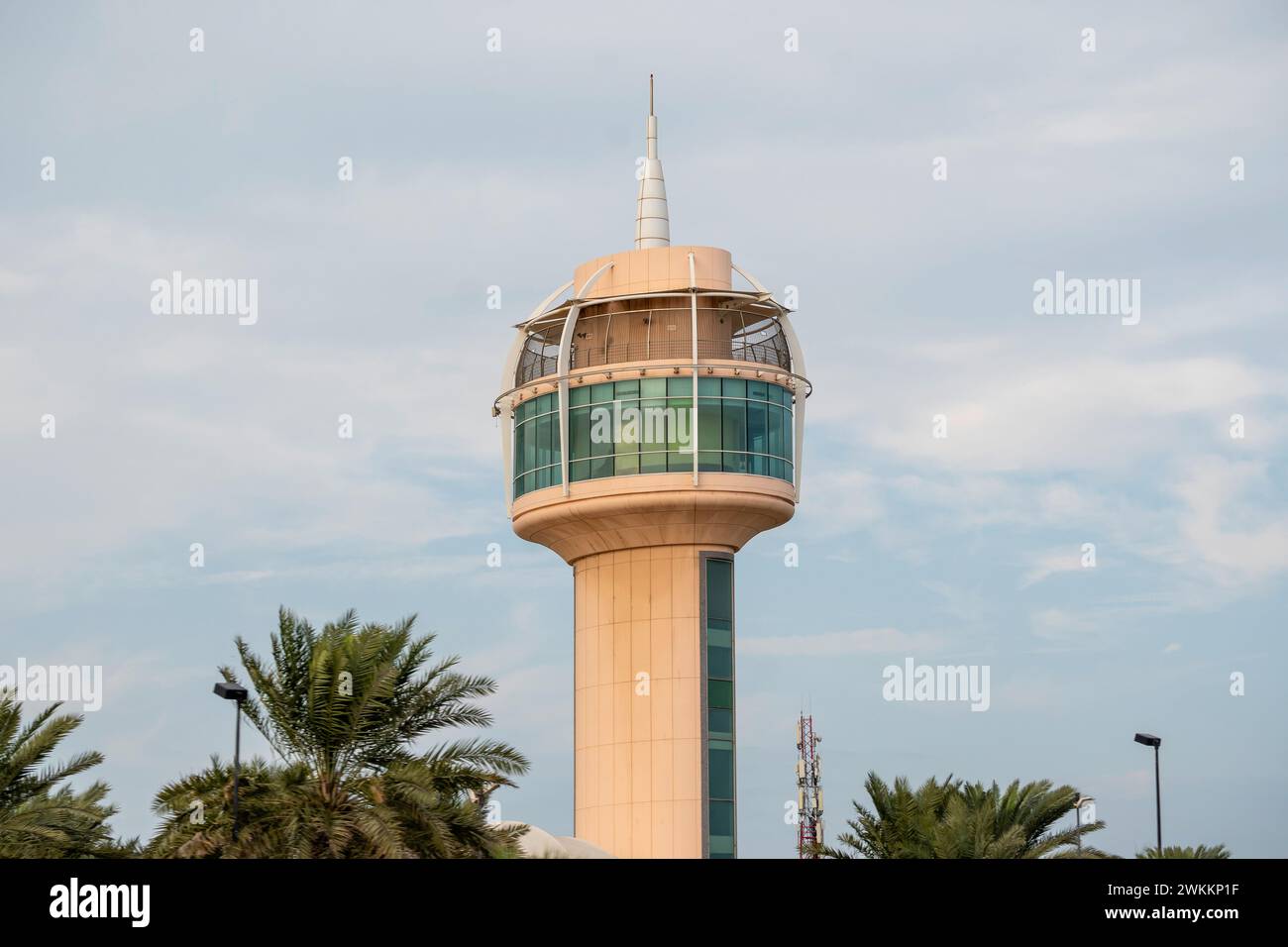 Wunderschönes Gebäude und der Kaffeehausturm in Prince Khalifa bin Salman Park HIDD Bahrain Stockfoto