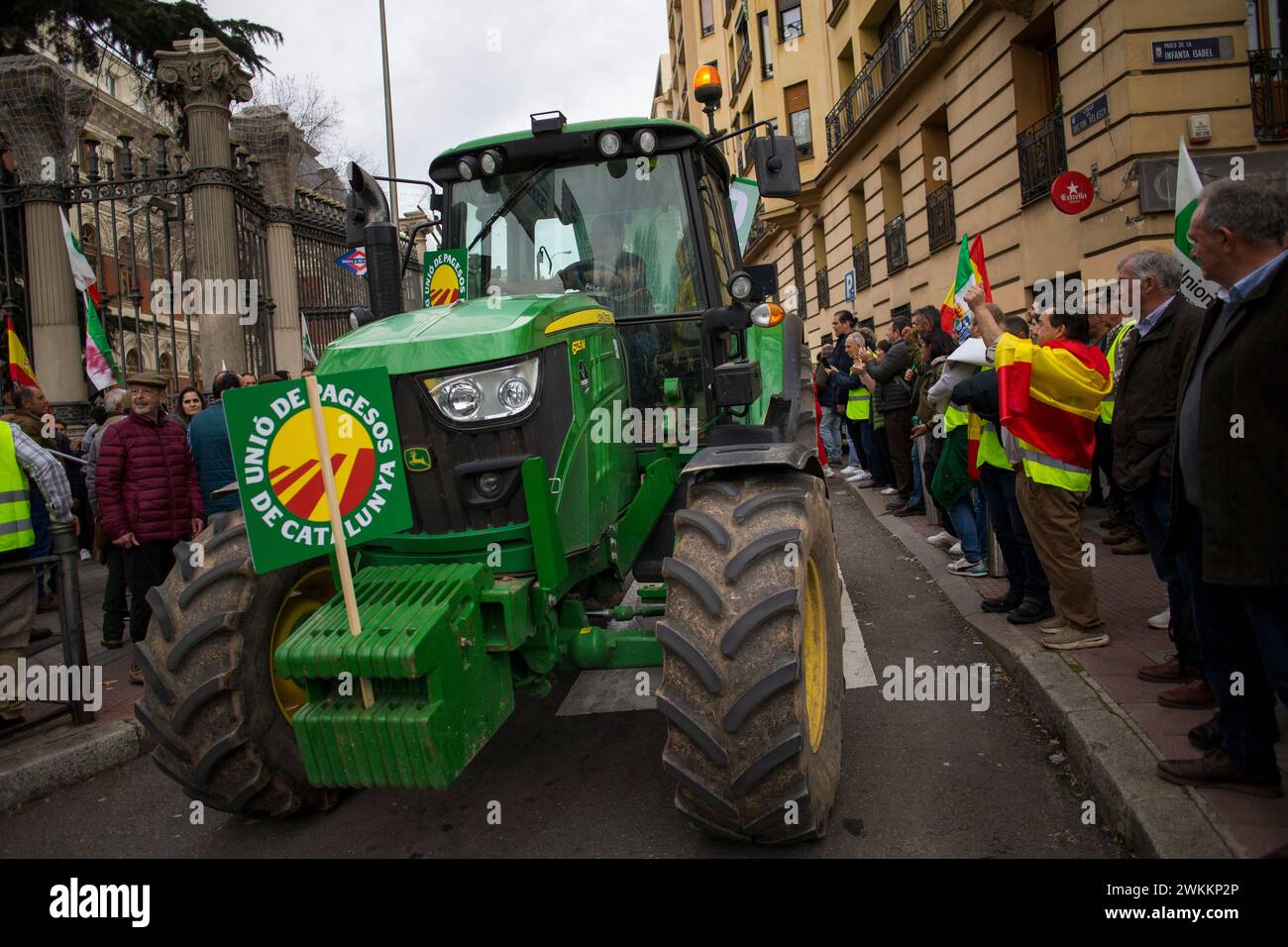 Madrid, Madrid, Spanien. Februar 2024. Ein Landwirt fährt einen Traktor vor dem spanischen Landwirtschaftsministerium, während einer großen Demonstration von Bauern und Viehzüchtern, die die Hauptstraßen von Madrid bereisten. Die Union der Landwirte und Viehzüchter Spaniens verlangt Verbesserungen im Agrarsektor und Beihilfen zur Bekämpfung der Dürren auf dem Lande und des hohen Anstiegs der Produktionskosten für landwirtschaftliche und tierische Betriebe. (Kreditbild: © Luis Soto/ZUMA Press Wire) NUR REDAKTIONELLE VERWENDUNG! Nicht für kommerzielle ZWECKE! Stockfoto