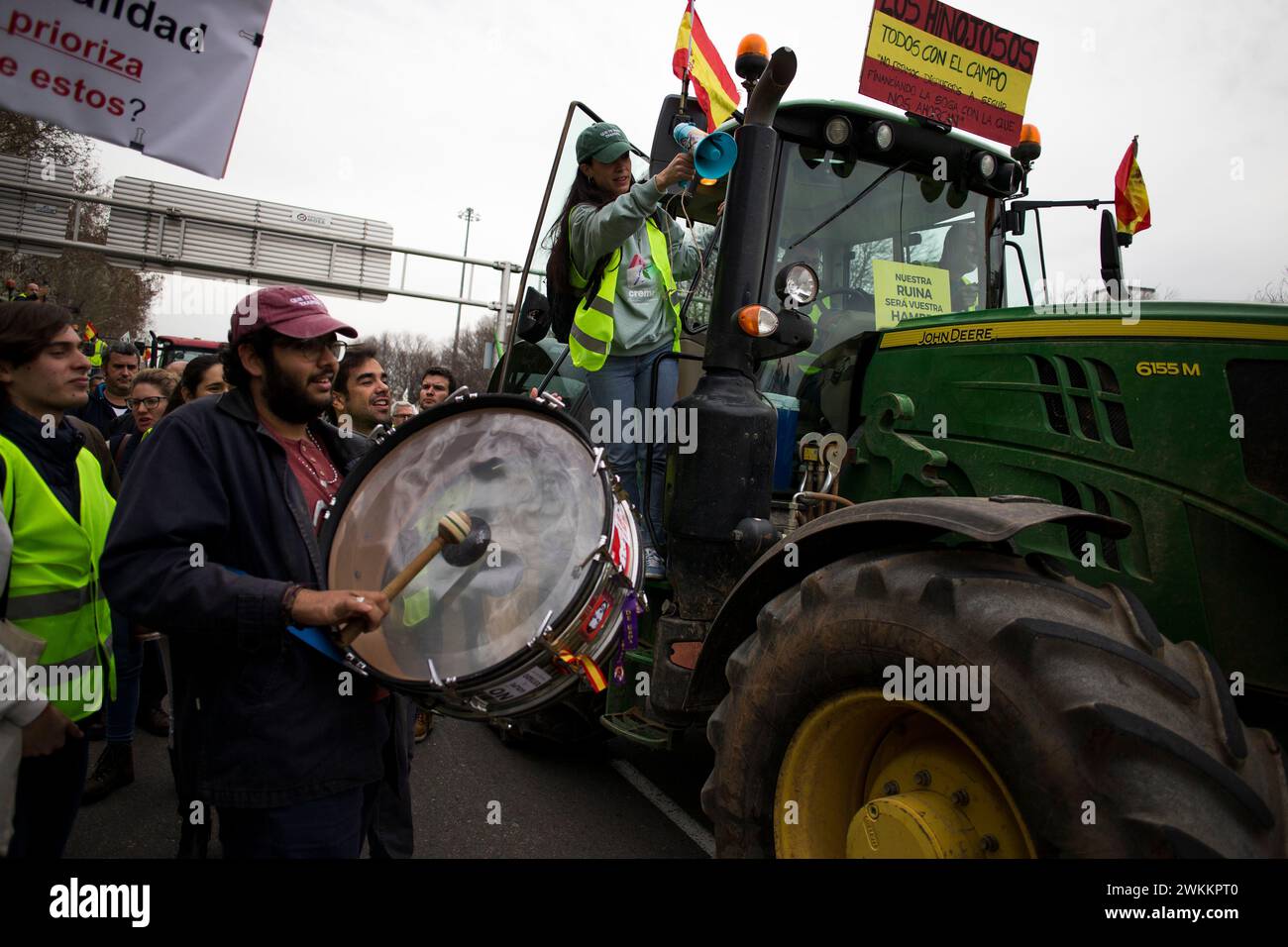 Madrid, Madrid, Spanien. Februar 2024. Ein Landwirt fährt einen Traktor vor dem spanischen Landwirtschaftsministerium, während einer großen Demonstration von Bauern und Viehzüchtern, die die Hauptstraßen von Madrid bereisten. Die Union der Landwirte und Viehzüchter Spaniens verlangt Verbesserungen im Agrarsektor und Beihilfen zur Bekämpfung der Dürren auf dem Lande und des hohen Anstiegs der Produktionskosten für landwirtschaftliche und tierische Betriebe. (Kreditbild: © Luis Soto/ZUMA Press Wire) NUR REDAKTIONELLE VERWENDUNG! Nicht für kommerzielle ZWECKE! Stockfoto