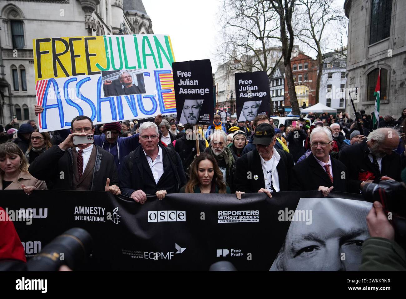 Stella Assange (Mitte), die Ehefrau von Julian Assange, marschiert mit Anhängern der Royal Courts of Justice in London nach einer Auslieferungsverhandlung im Fall des WikiLeaks-Gründers in die Downing Street. Bilddatum: Mittwoch, 21. Februar 2024. Stockfoto