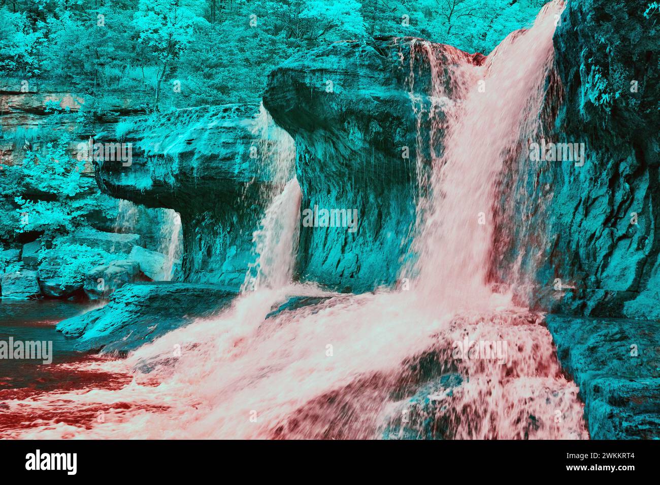 Surrealer Infrarot-Wasserfall im üppigen Wald, Nahperspektive Stockfoto