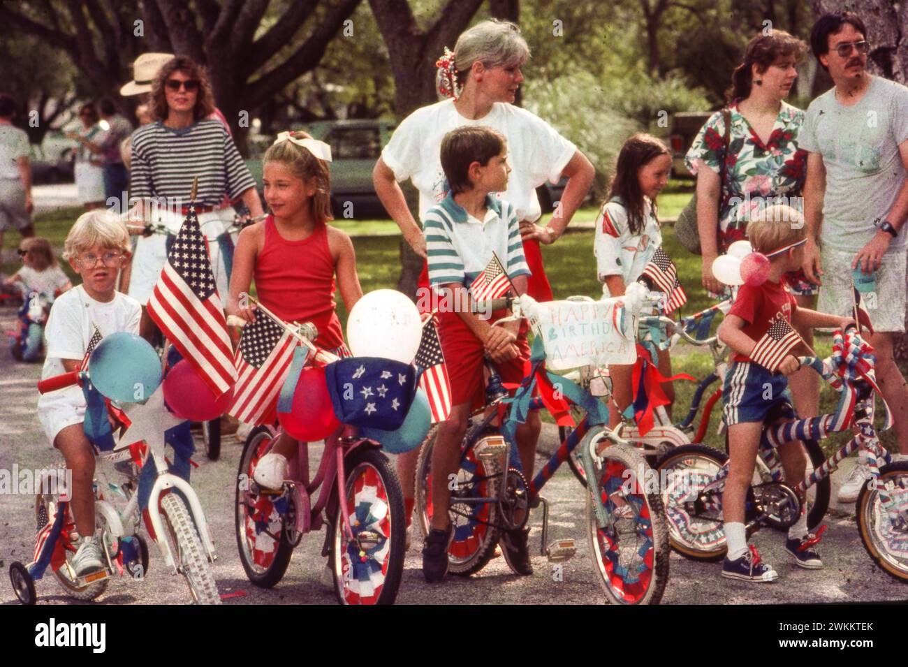 San Antonio Texas USA: Junge anglo-Kinder sitzen zu Beginn der Independence Day Parade am 4. Juli auf dekorierten Fahrrädern. ©Bob Daemmrich Stockfoto