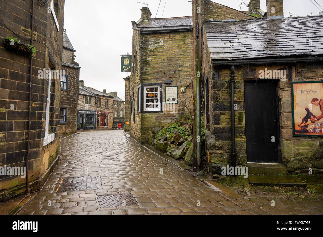 HAWORTH, Großbritannien 14-02-2024: Ein Foto, das eine typische Straßenszene von Haworth dokumentiert, der Heimat der berühmten Familie Brontë. Stockfoto