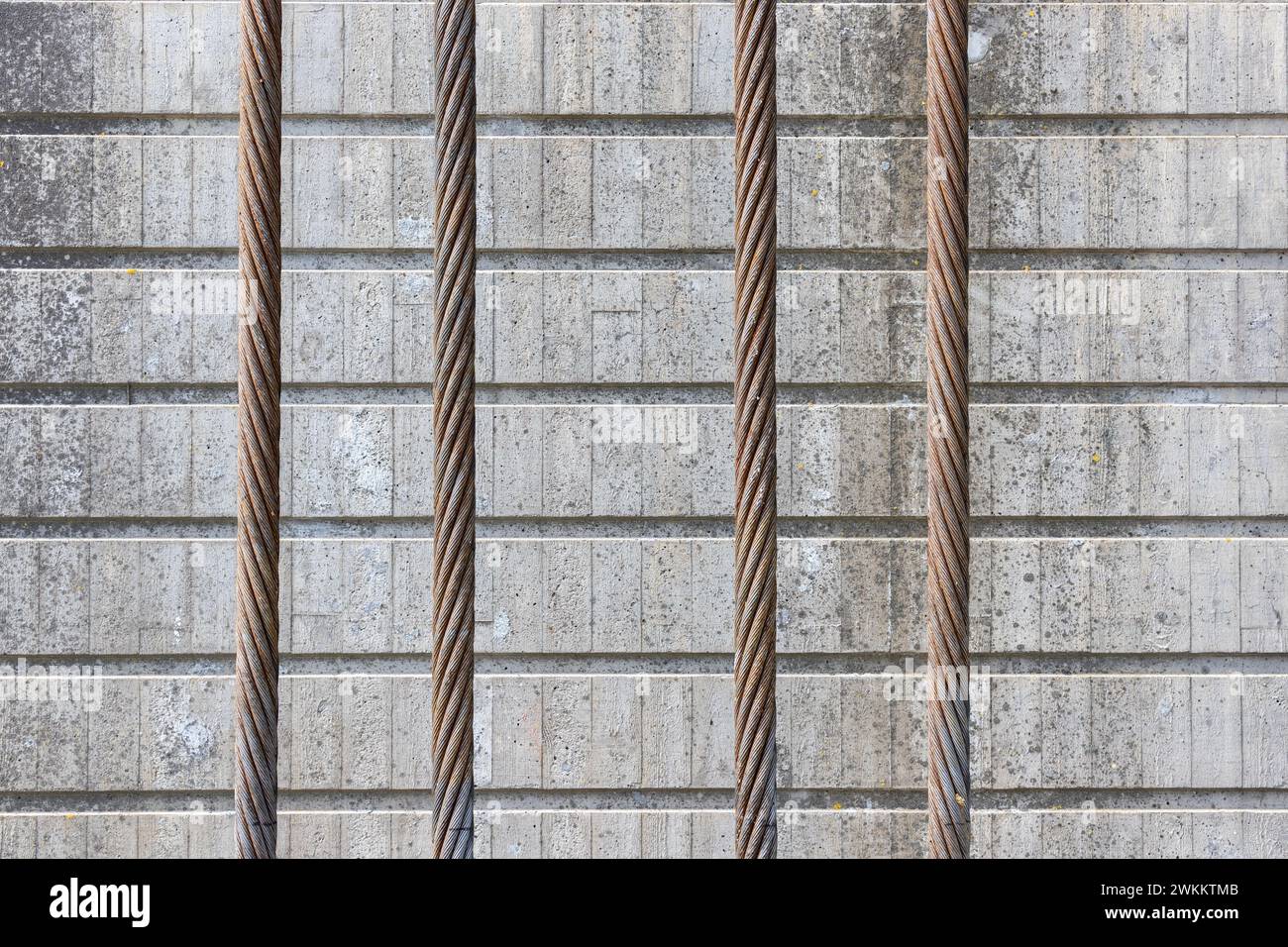 Stahldrahtkabel über Betonhintergrund Stockfoto