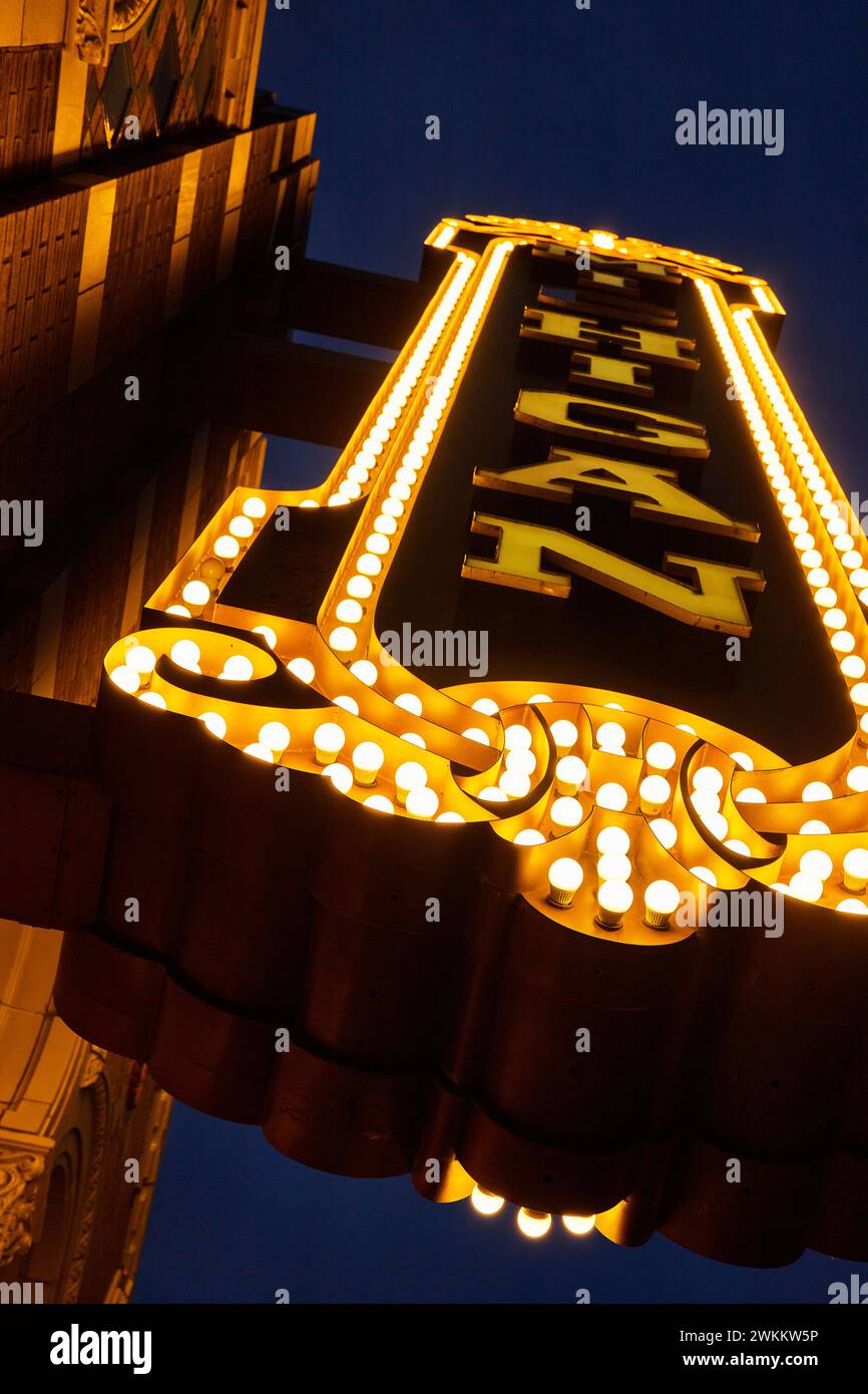 Lebhafte Lichter im Theater bei Nacht, geringer Blickwinkel Stockfoto